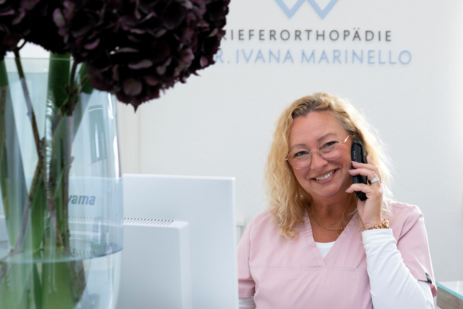 Mitarbeiterin am Empfang am Telefon