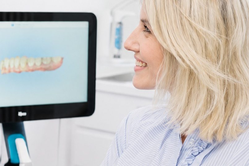 Patientin betrachtet ihren digitalen Scan auf dem Bildschirm