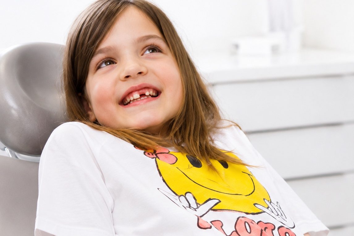 Lachendes Kind im Behandlungsstuhl