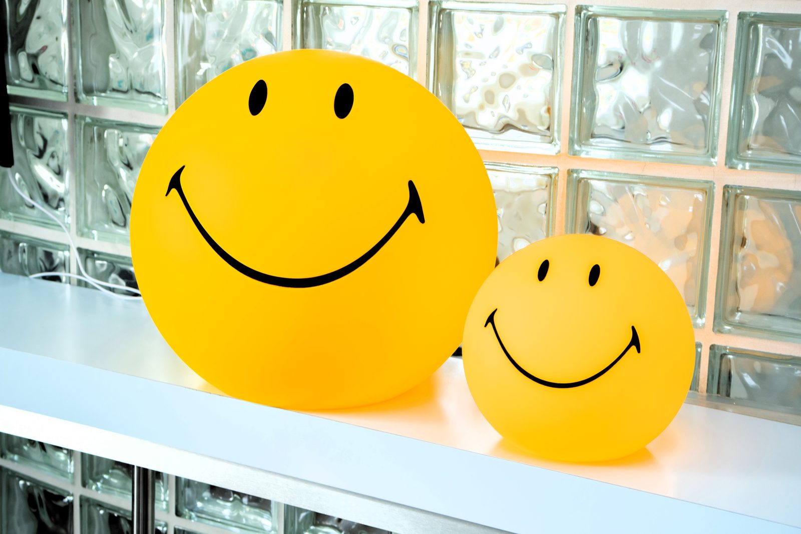 Zwei leuchtende Smiley-Lampen auf der Theke